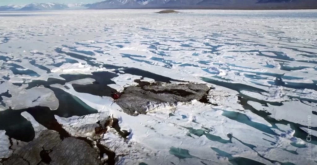 科學家在格陵蘭外海意外發現了世界最北端的島嶼。截圖自路透社影片