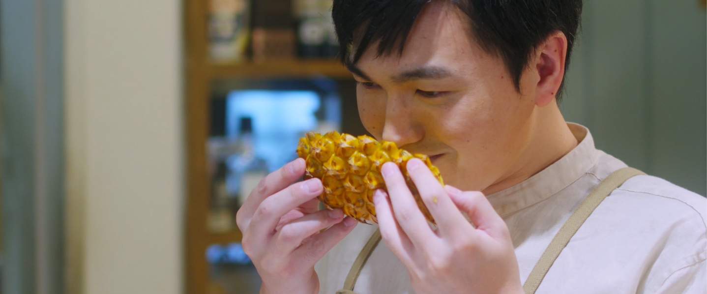日本甜點師傅太田在店裡製作鳳梨蛋糕，聞著來自臺灣的鳳梨香，露出滿意的神情。