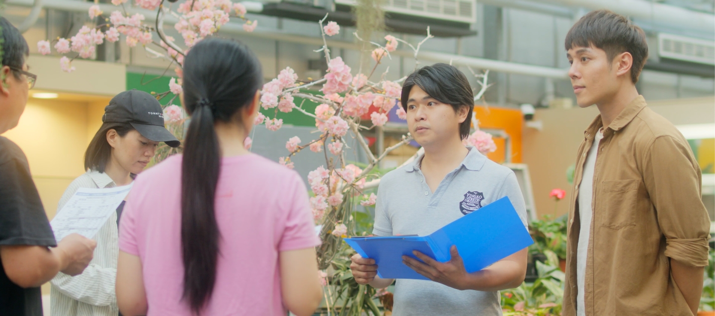浩軒在臺灣花卉產銷區緊急動員，包括花農、採收工人、司機、洗選工、整理工等團隊人員分工合作，準備一起完成急單「不可能的任務」。