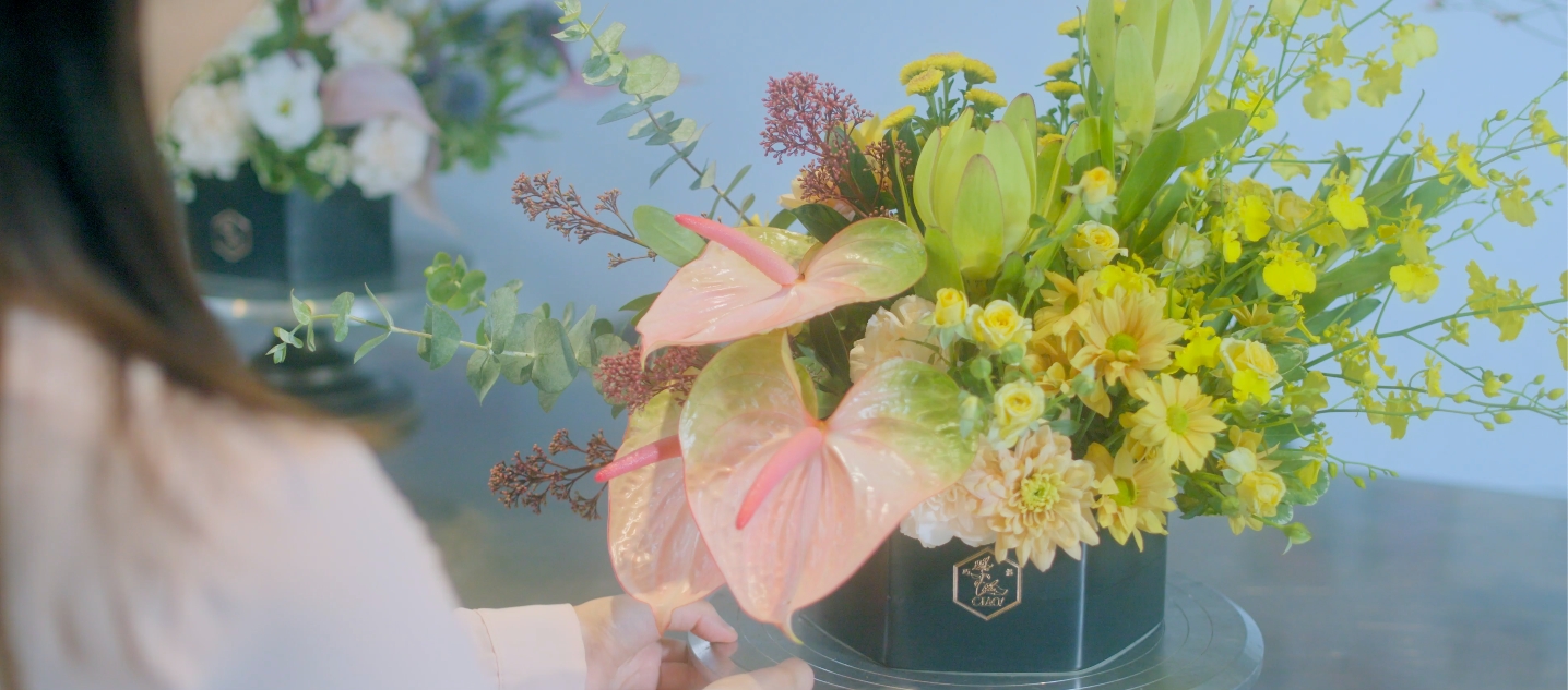 向井葵與團隊將各種花材重組成符合不同時機場合的花藝作品，滿足客戶的要求。