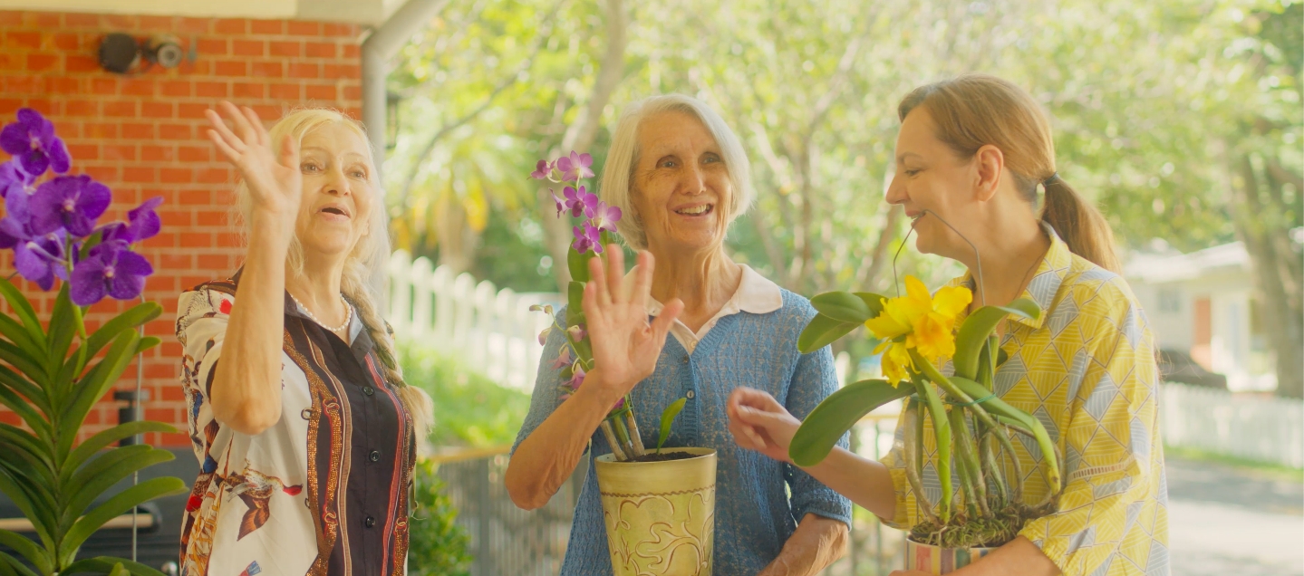 養老中心的幾位老太太們各自搬出不同品種的蘭花，七嘴八舌向Emma述說她們與Roger的蘭花之愛，並分享這些蘭花的各種知識，如何種植，品種的差異及美學。