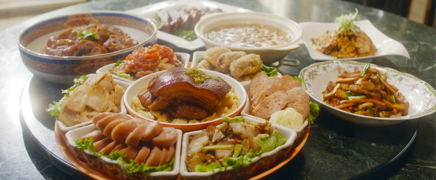 滿滿一桌豬肉美食盛宴，有日式炸豬排、肉骨茶料理、紅燒獅子頭、東坡肉、香腸和火鍋等，讓人食指大動。