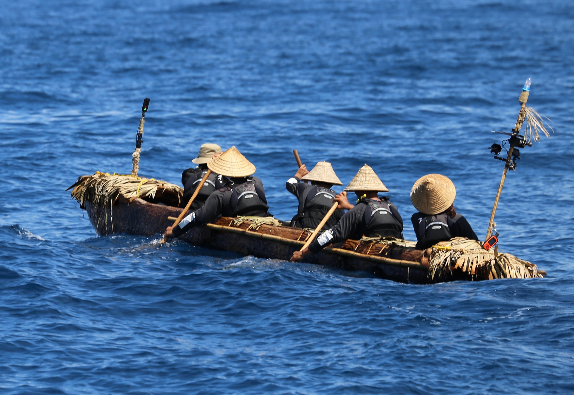 2019年7月9日，一艘從臺灣出發的獨木舟，在經歷了45小時的航程後，划入「與那國島」。圖／海部陽介 提供
