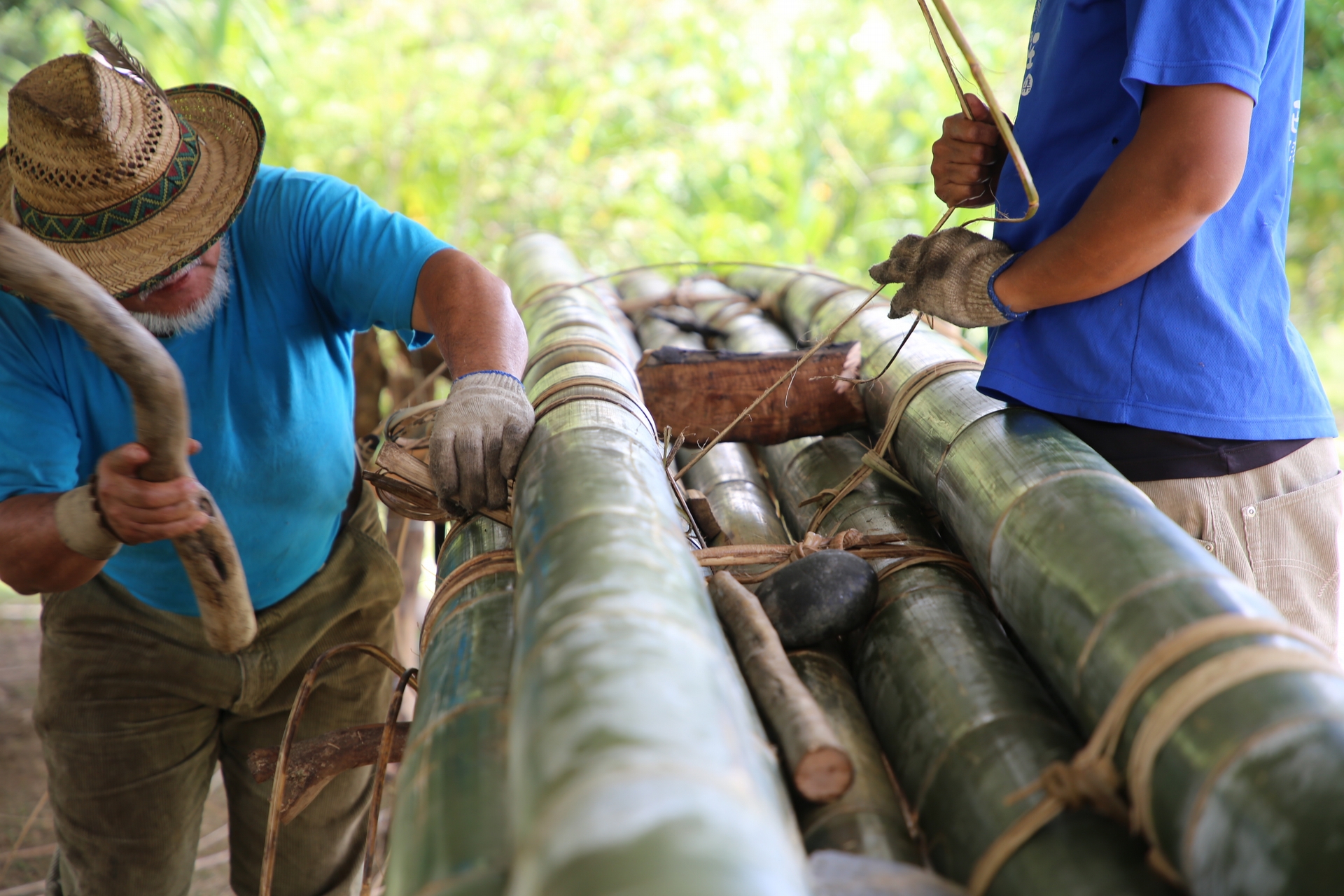 阿美族的造船師 Laway （左）以臺灣的竹子為材料，用古法製作竹筏。圖／海部陽介 提供