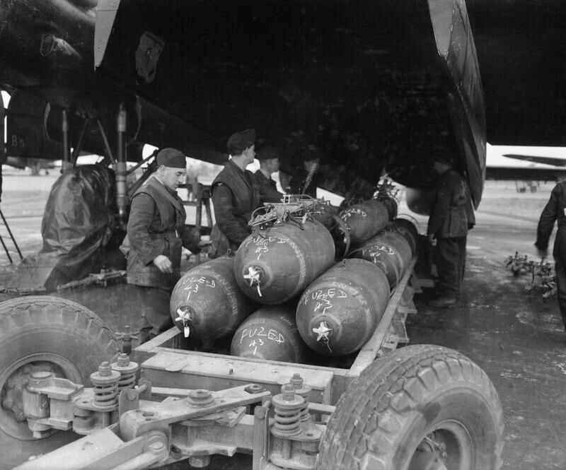 第二次世界大戰中使用的空襲炸彈，鋼瓶上印有RDX/TNT的字樣，為RDX與TNT混合物。圖／wikipedia