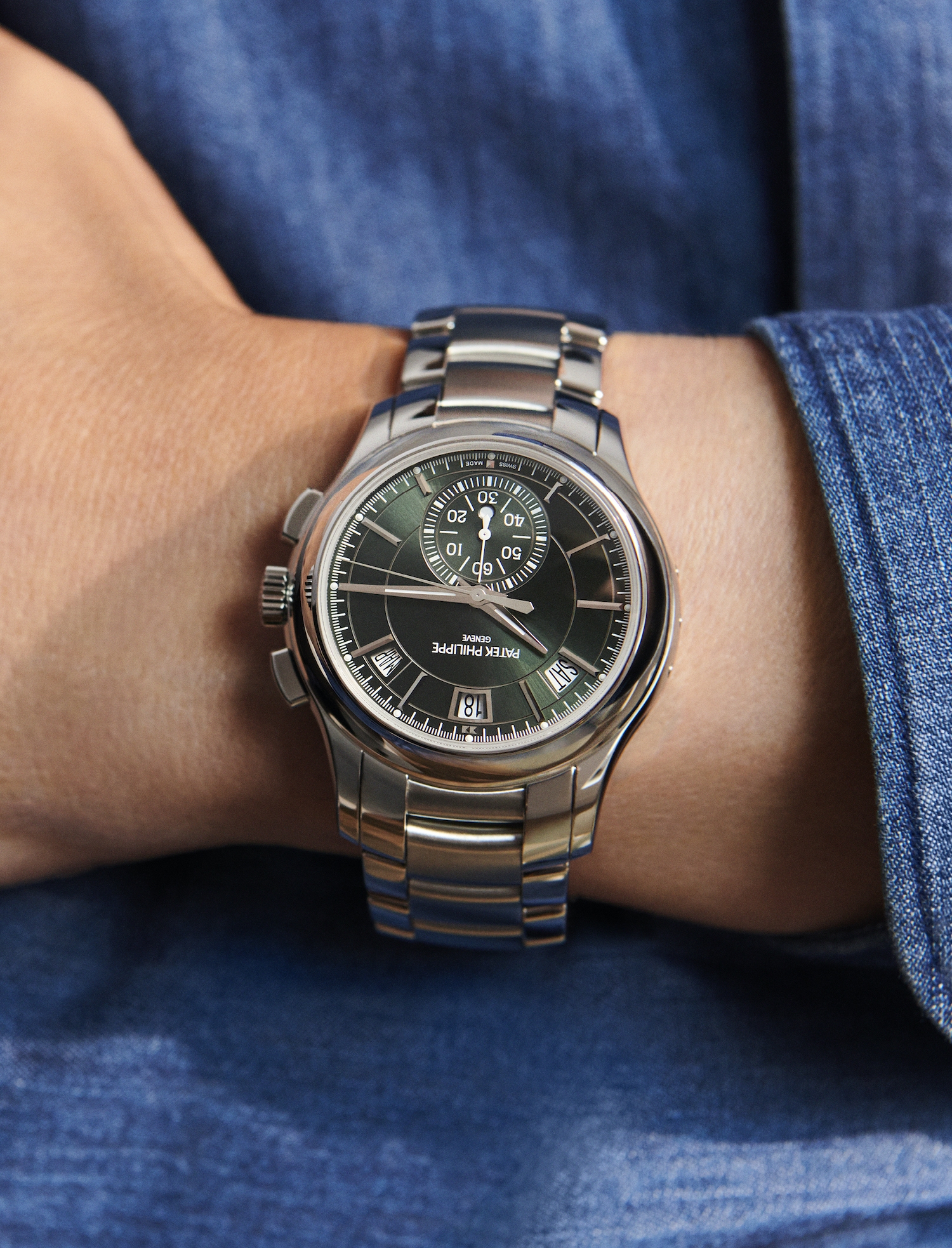 5905/1A-001 藉由鋼製錶鍊與清爽明亮橄欖綠色錶盤帶出大膽卻優雅的都會時髦感。
