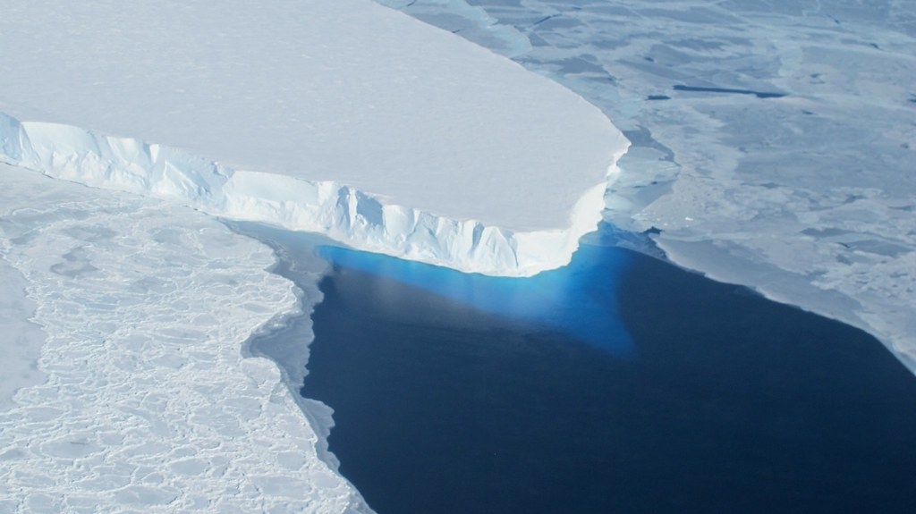 多位科學家表示，思韋茨冰川現在崩解的風險相當嚴重，壽命只剩下幾年。照片來源：NASA / James Yungel（CC BY 2.0）