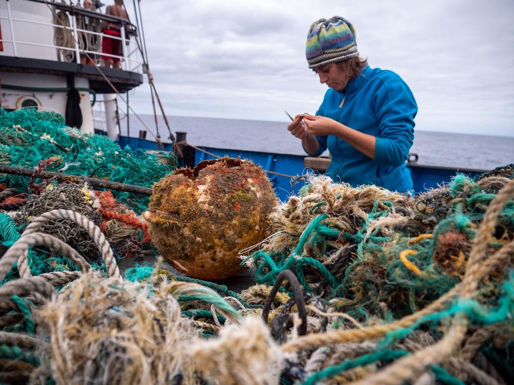 研究發現，大量海洋塑膠垃圾已成為海岸生物的人工棲息地，並隨洋流漂流到任何地方。照片來源：Ocean Voyages Institute 2020 Gyre Expedition