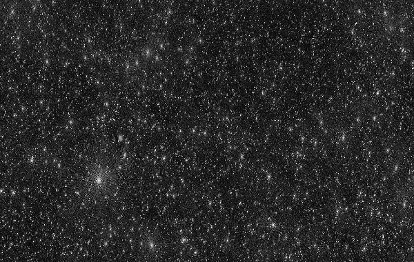  這張看起來像是普通的星空的圖片不是星星，這些白點都是活躍的超大質量黑洞。