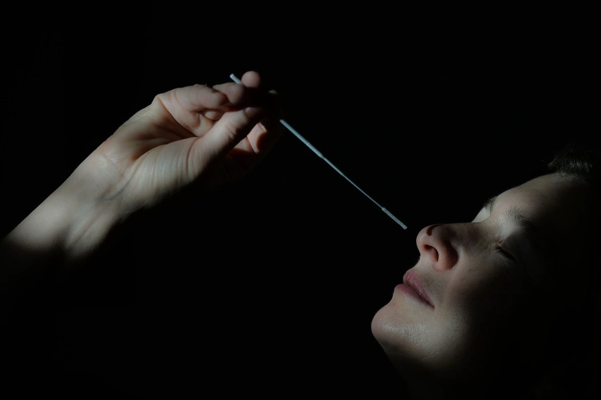 加拿大亞伯達省愛德蒙頓的一名婦女於2021年1月6日以拭子採樣，進行COVID-19抗原快速檢測。PHOTOGRAPH BY ARTUR WIDAK, NURPHOTO VIA GETTY IMAGES