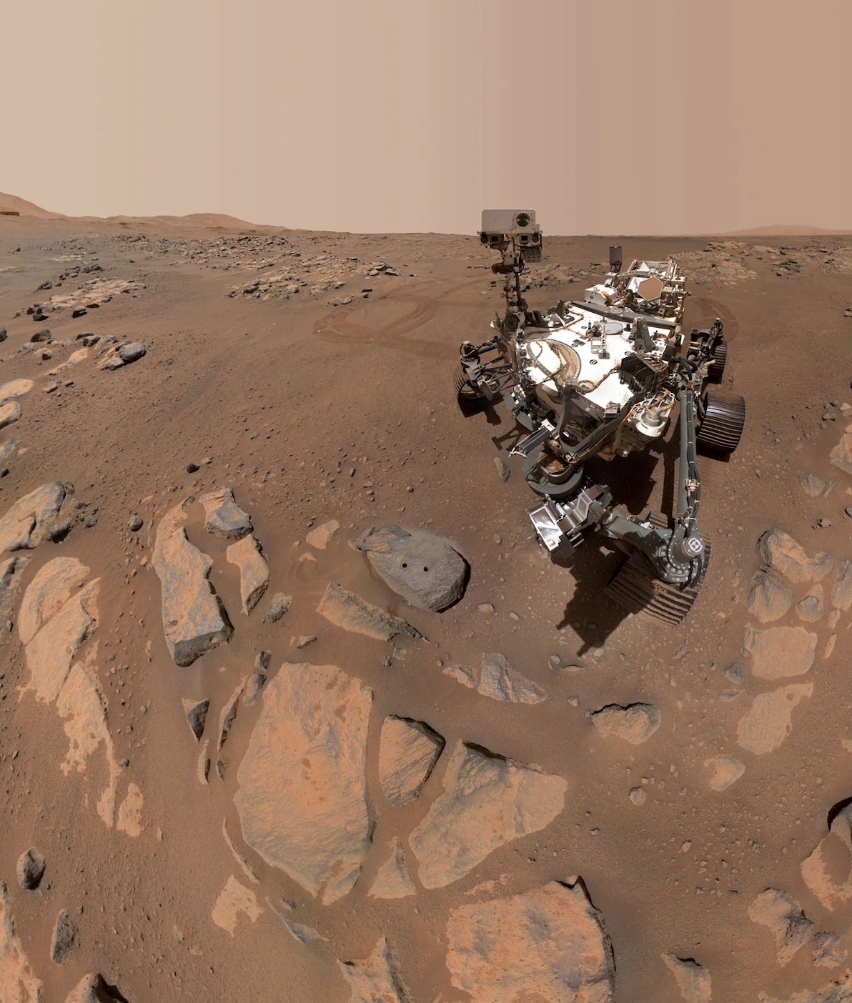 2021年9月10，美國航太總署毅力號火星探測車任務的第198個火星日，它在一塊名為「羅切特」（Rochette）的岩石上拍攝了這張自拍照。照片上還可以看到毅力號使用機械手臂鑽取岩芯樣本時留下的兩個小洞。PHOTOGRAPH BY NASA, JPL-CALTECH, MSSSPHOTOGRAPH BY NASA, JPL-CALTECH