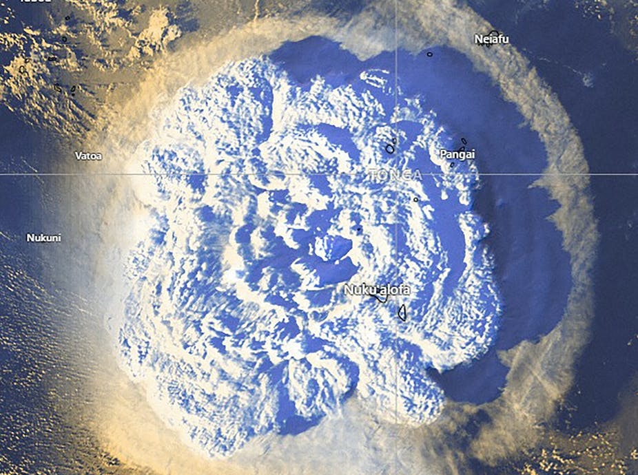 東加火山噴發始於去年的12月，但直到當地時間1月15日17:15才發生了規模巨大的爆炸。