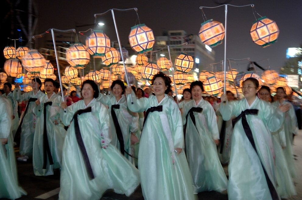 <b>南韓：燃燈會 - </b>5月初的南韓燃燈會，以表演、遊行、比賽和點亮的花燈慶祝佛祖生日。 PHOTOGRAPH BY ALESSANDRO DIGAETANO, LUZPHOTO / REDUX 