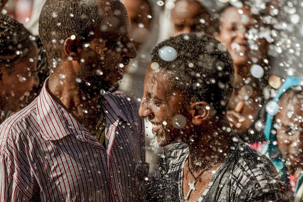 <b>衣索比亞：主顯節慶典 - </b>每年的1月18 和19日在衣索比亞各地舉行的主顯節慶典，是為了紀念施洗約翰為耶穌進行的洗禮，會有禮拜儀式、歌唱和灑水儀式。每個基督教會都會抬著名為塔伯特（tabot）的約櫃複製品遊行──還有花車。 PHOTOGRAPH BY YANN MACHEREZ, HANS LUCAS / REDUX 