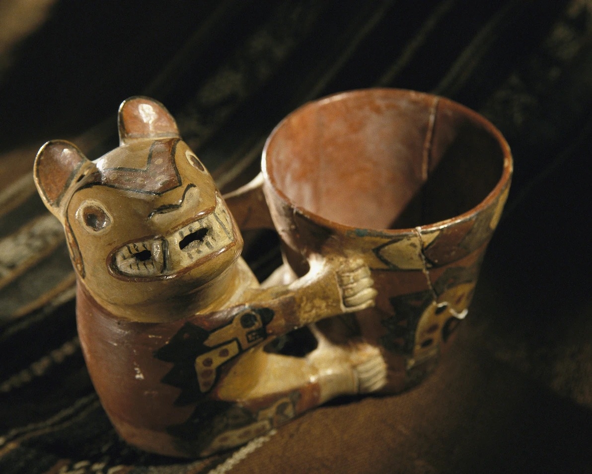 瓦里文明的儀式性酒杯通常有當地的動物，像是這隻口渴的美洲豹。PHOTOGRAPH BY KENNETH GARRETT, MUSEO NACIONAL DE ARQUELOGIA ANTROPOLOGIA E HISTORIA PERU 
