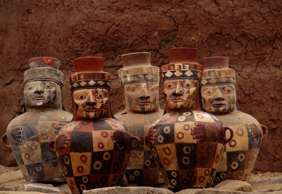 瓦里人在公元600至1000年間統治祕魯沿岸大部分地區，他們會使用這些色彩繽紛的容器喝一種叫作奇洽酒的類啤酒飲料。PHOTOGRAPH BY KENNETH GARRETT, MUSEO NACIONAL DE ARQUELOGIA ANTROPOLOGIA E HISTORIA PERU