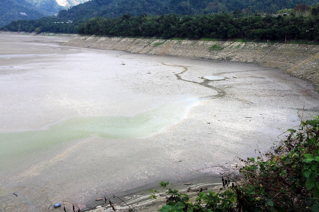 整合國家研究資料，國家災害防救中心指出，臺灣的春季旱象將更加顯著。圖為曾文水庫水區乾涸。圖片來源：鵬智 Bird 賴 Lai／Flickr（CC BY-NC-ND 2.0）