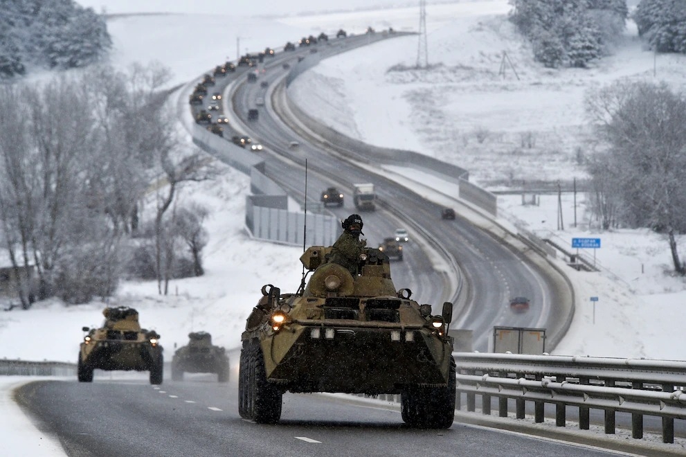 俄羅斯的裝甲車隊沿著克里米亞的公路前進。在入侵行動積極展開之前，烏克蘭邊界附近已聚集了約10萬名俄羅斯軍隊，引來譴責，但莫斯科否認計畫發起攻擊。AP