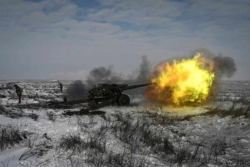 1月底，在俄羅斯的羅斯托夫（Rostov）南部地區，俄羅斯陸軍在庫茲明斯基山（Kuzminsky）的演習中發射榴彈砲。PHOTOGRAPH BY SERGEY PIVOVAROV, REUTERS 