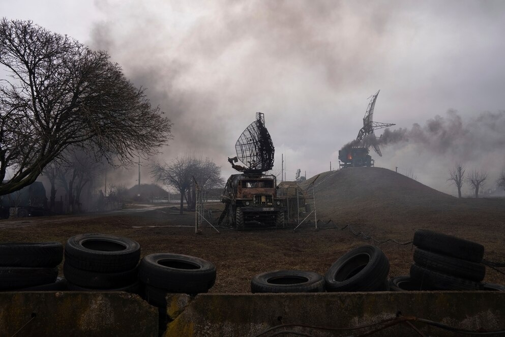 2/24，烏克蘭的馬里烏波爾（Mariupol）在遭到顯然由俄羅斯發起的攻擊之後，空防基地也冒出了煙。烏克蘭最大城在日出之前就聽到了巨大的爆炸聲，世界各國領袖也立刻公開譴責俄羅斯入侵。PHOTORGAPH BY EVGENIY MALOLETKA, AP 