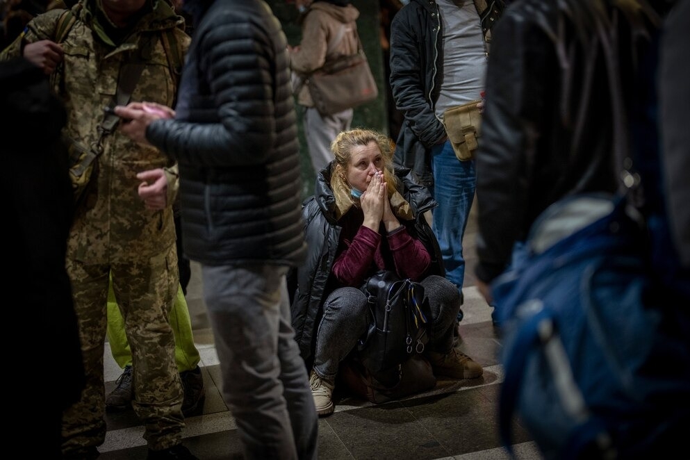 2/24，在俄羅斯展開對烏克蘭的大範圍攻擊、空襲或以砲擊攻擊城市與基地之後，民眾試圖登上巴士和火車逃離基輔。PHOTOGRAPHS BY EMILIO MORENATTI, AP