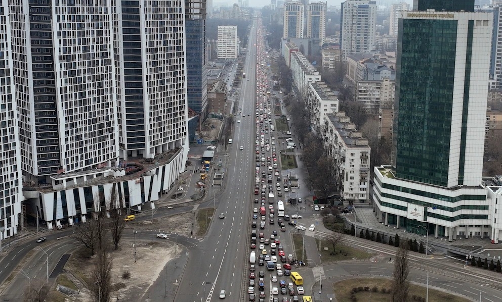 2/24那天，數千人試圖逃離俄羅斯入侵展開的激烈攻擊，開往基輔市外的車輛擠滿街道。PHOTOGRAPH BY EMILIO MORENATTI, AP