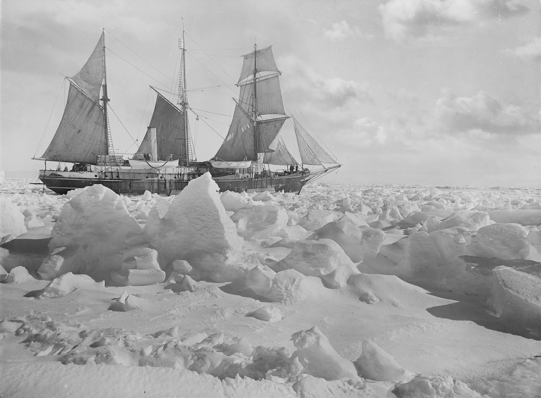 1915年2月14和15日，縱使船員努力想解救困在冰中的堅忍號，但這艘船還是難逃卡在冰中的命運。「「冰得到的東西就只能留在冰裡。」沙克爾頓曾這麼說。在導致堅忍號沉沒的那些霧濛濛的日子裡，船長兼導航專家法蘭克．沃斯禮（Frank Worsley）無法測量到正確的位置讀數。沒有可靠的數據，一個多世紀以來，該船的正確位置一直是個謎。PHOTOGRAPH BY FRANK HURLEY, ROYAL GEOGRAPHICAL SOCIETY, GETTY IMAGES 