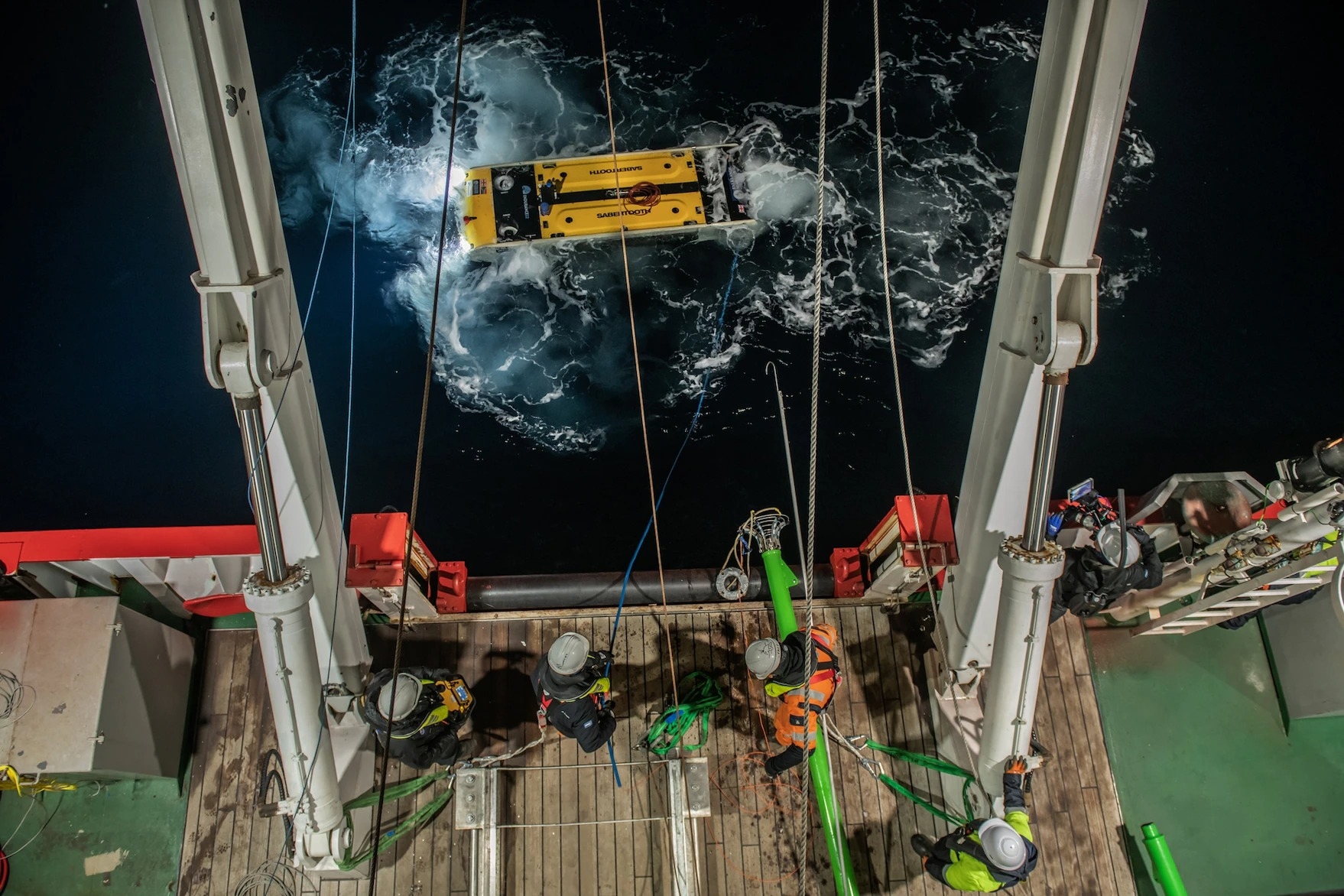 「阿古哈斯2號」的一組工作人員在水下無人載具潛入威德爾海之後收回載具。當團隊收到這個水下無人機拍攝的影片時，可以清楚地看到「堅忍號」這個名字、還有船尾裝飾的北極星，確認他們真的找到了沙克爾頓失落已久的船。