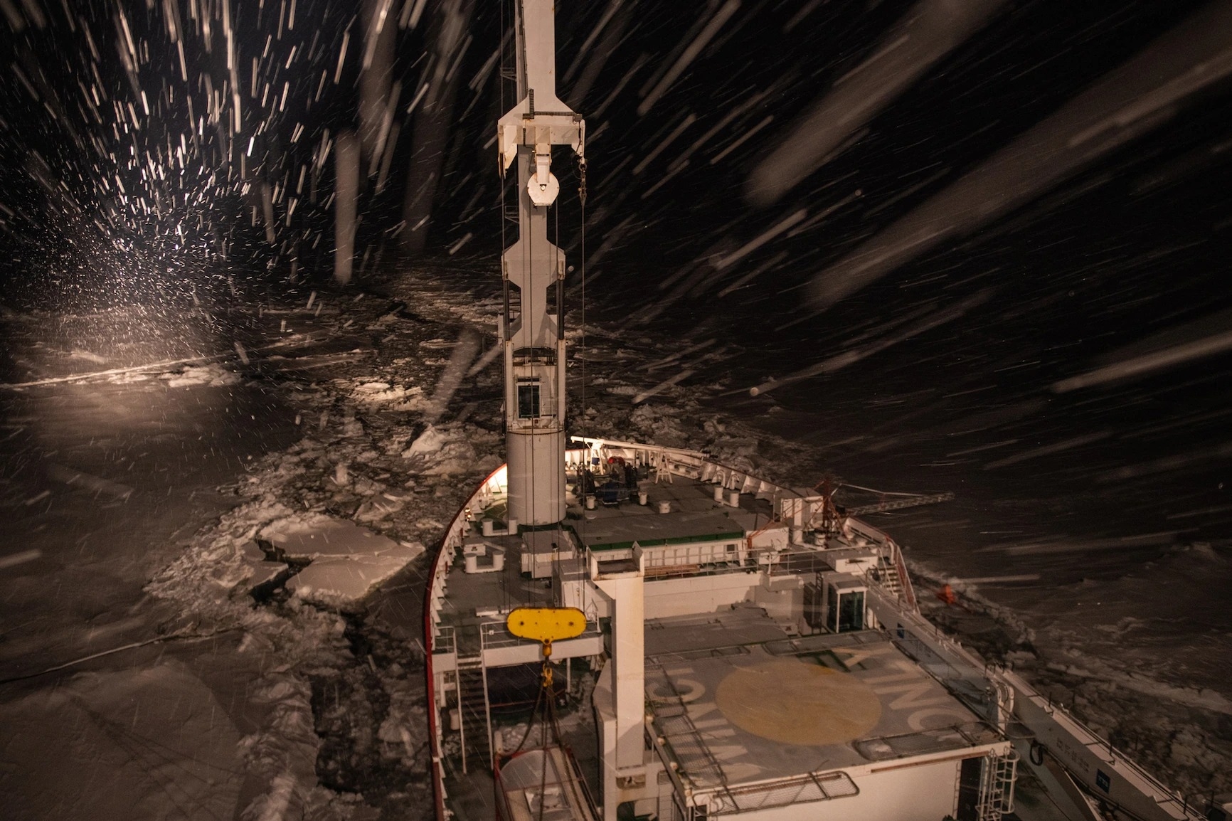 「阿古哈斯2號」穿破威德爾海上厚厚的冰層，那裡仍是地球上最偏遠、最險惡的地區之一。