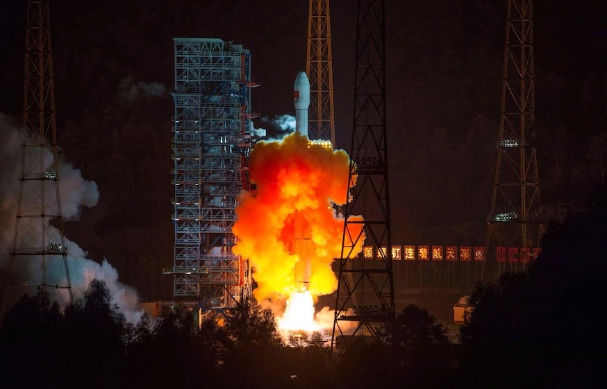在這張2014年10月24日拍攝的照片中，長征3C火箭頂部載著太空船從中國西南四川省的西昌衛星發射中心發射。這艘太空船繞月球飛行後返回地球，為該國的第一次月球樣本返回任務做準備。天文學家現在認為這枚火箭留在太空中的部分殘骸撞上月球表面。PHOTOGRAPH BY CHINA OUT VIA AP PHOTO 