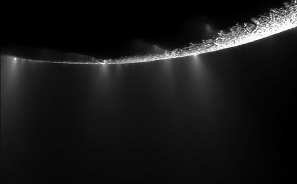 土衛二南極附近的羽狀噴流
