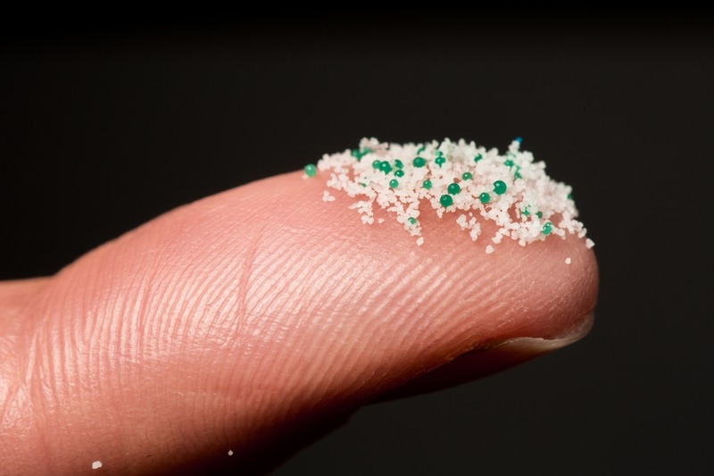 微塑膠汙染全球，人類接觸無可避免，最新研究首次在活人的肺部深處發現微塑膠。圖片來源：Fred Dott／綠色和平
