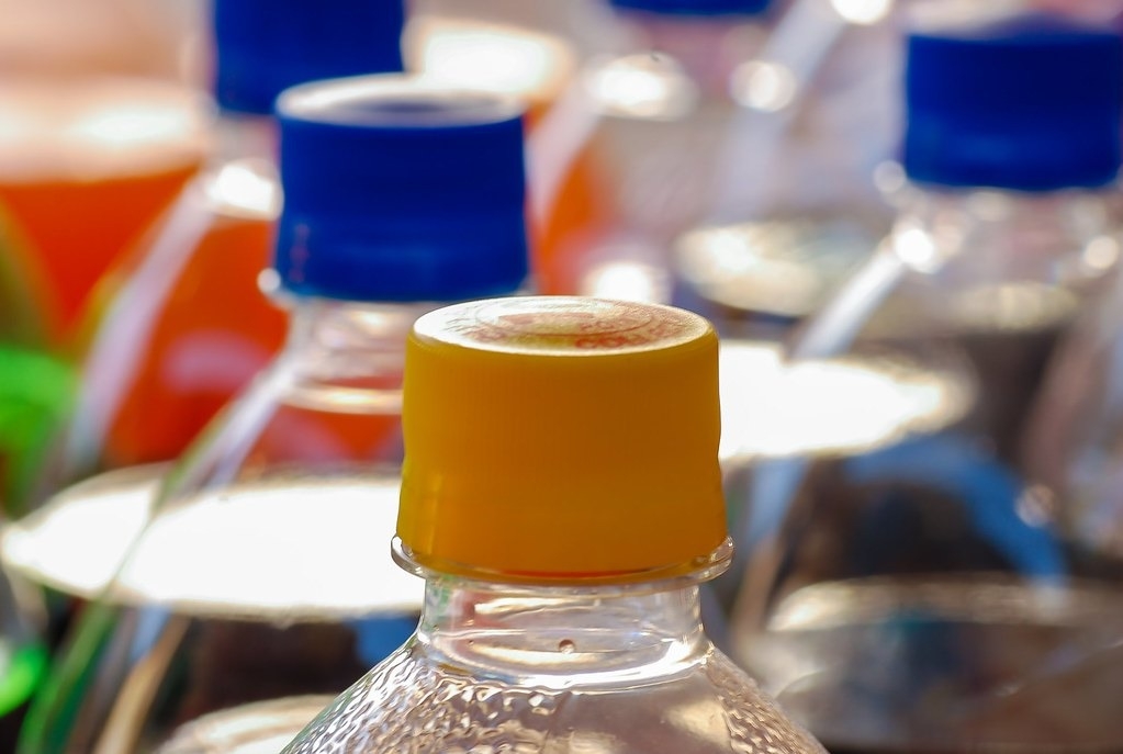 研究發現，比起新製造的寶特瓶，回收再製寶特瓶釋放更多潛在有害化學物質到其盛裝液體中。圖片來源：Haneen Krimly／Unsplash
