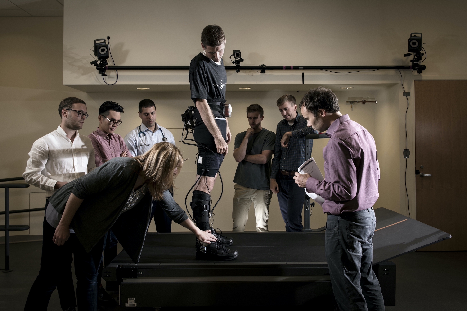 華許（右）在哈佛大學與團隊對機械衣進行測試研究。（圖片：勞力士提供）