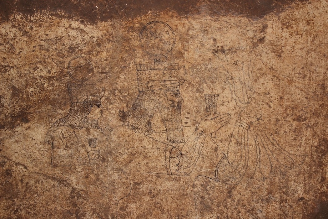 土耳其一處大約3000年前的岩雕中浮現出古代神祇如鬼魅般隱微的輪廓。警方追著古物竊賊來到這座地下建物，它的建成年代可能落在亞述帝國正在當地擴張的西元前8世紀。PHOTOGRAPH BY Y. KOYUNCU AND M. ÖNAL, ANTIQUITY PUBLICATIONS LTD 