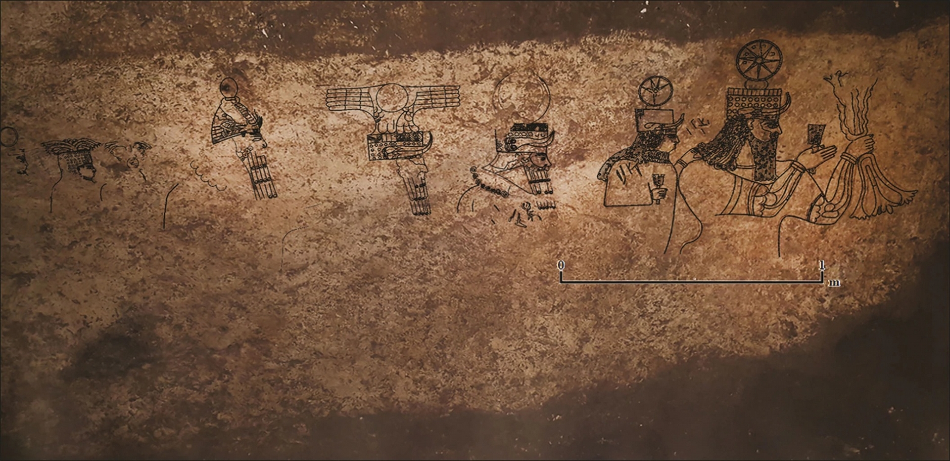 走在這列神明隊伍前方的是美索不達米亞的風暴之神哈達（Hadad，最右邊手持三束閃電者）；其他依序是月神辛（Sîn）、太陽神沙瑪什（Šamaš）、此地區的豐收女神阿塔伽提斯（Atargatis）；考古學家根據以當地亞蘭文（Aramaic）寫成的銘文辨認出這些神祇。 PHOTOGRAPH AND DRAWING BY M. ÖNAL, BASED ON LASER SCAN BY BY CEVHER MIMARLIK, ANTIQUITY PUBLICATIONS LTD 