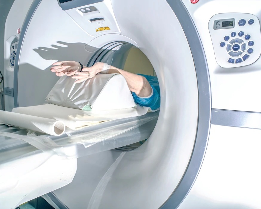一名患者在羅馬的傑梅利聯合診所進行胸腔電腦斷層掃描，以檢查感染COVID-19後的肺部狀態。PHOTOGRAPH BY MARCO CARMIGNAN