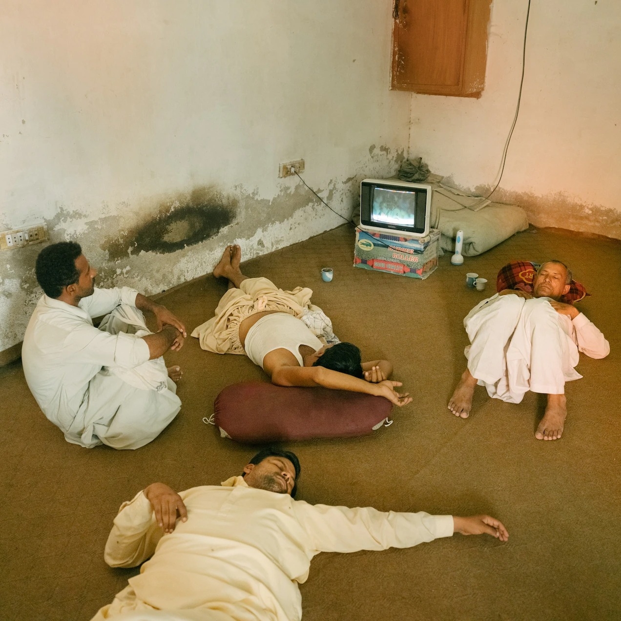 巴基斯坦賈卡伯（Jacabob）的米倉工人，在天正熱的時候稍事休息。不斷上升的夜晚溫度，已經讓我們無法休息，而氣候變遷可能代表未來會有更多不成眠的夜晚。PHOTOGRAPH BY MATTHIEU PALEY