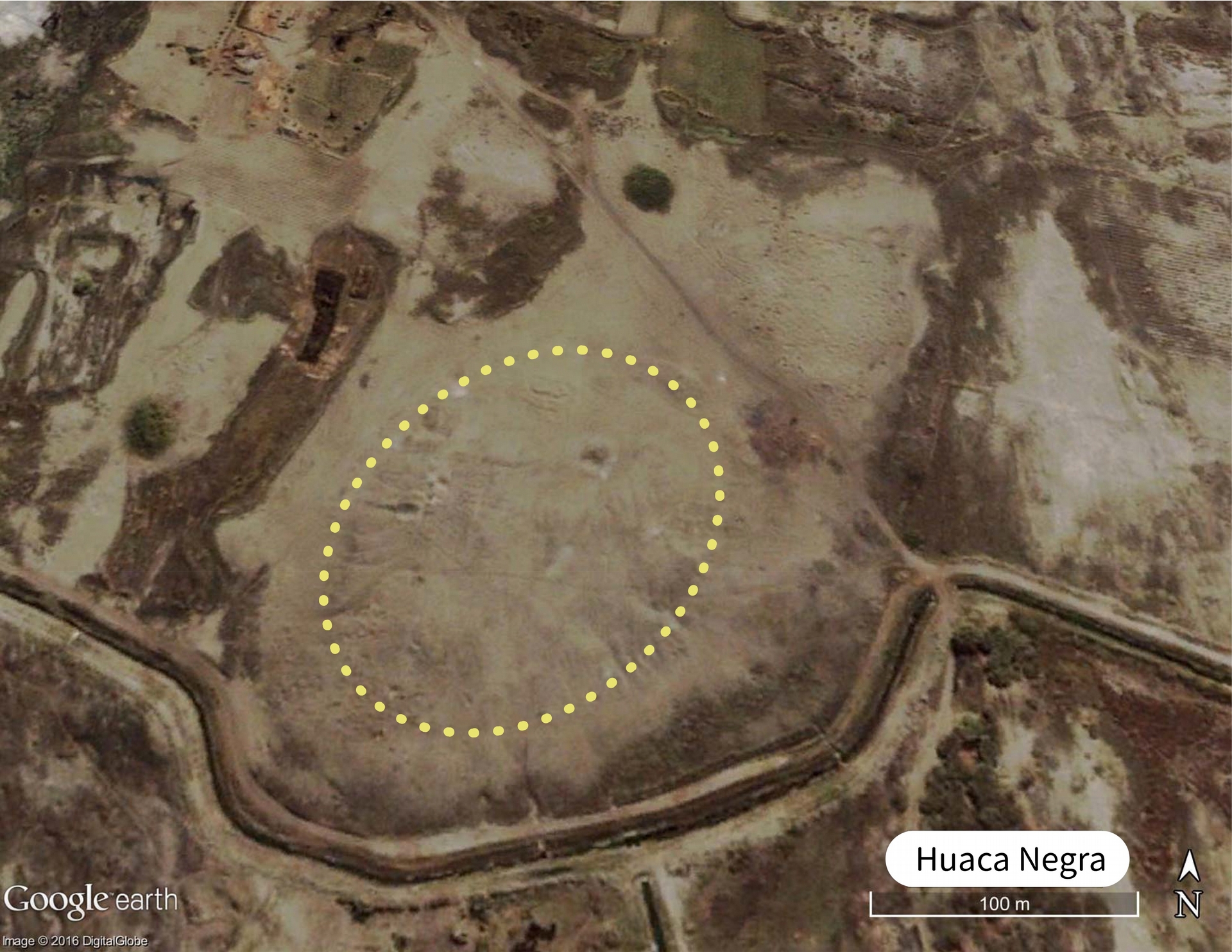 Huaca Negra 遺址空照圖，圈起處是主要的考古區域。 圖｜Google earth、陳珮瑜補充遺址範圍 