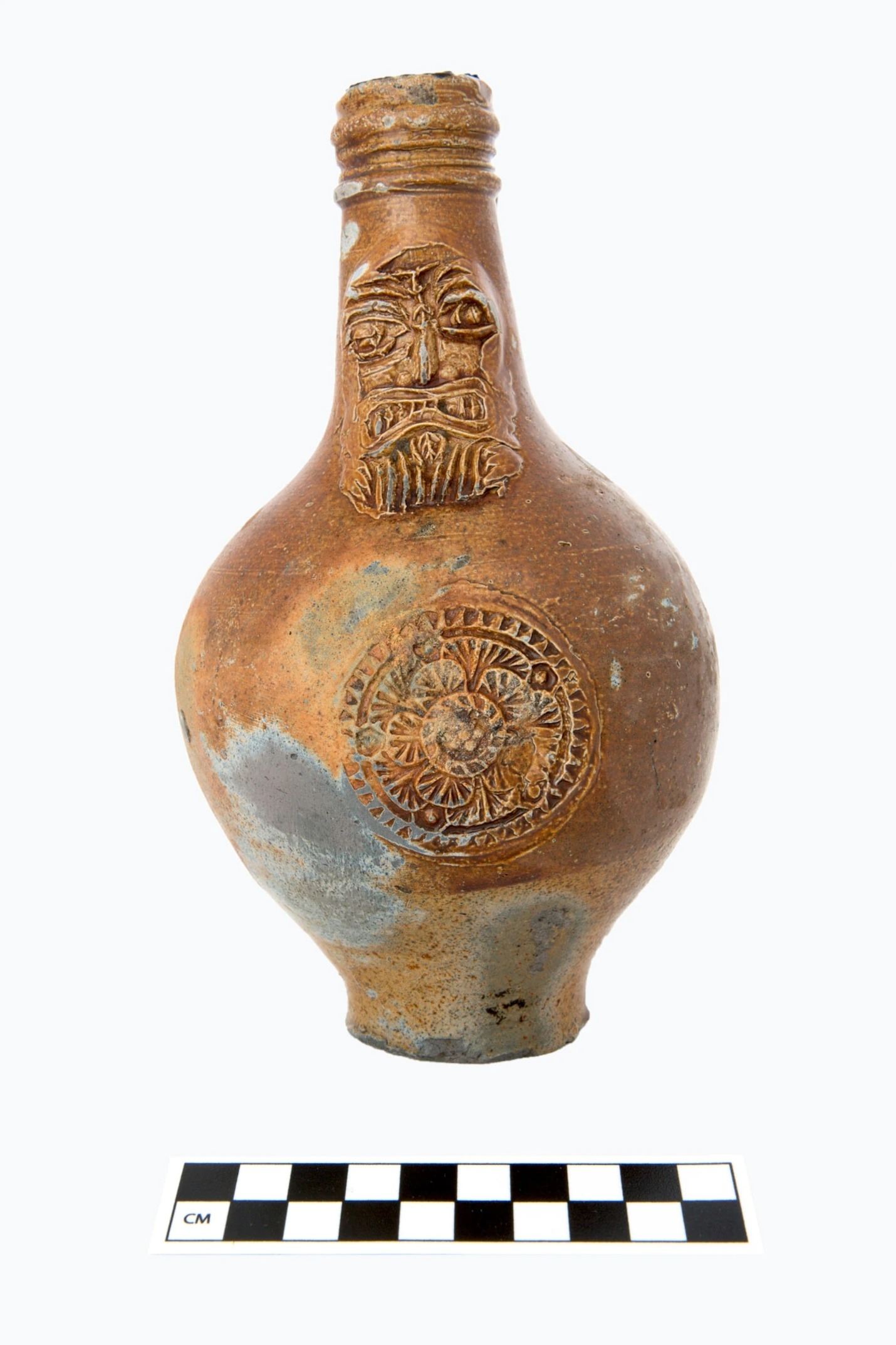這件裝飾著虯髯人面的巴特曼水罐（Bartmann jug）是從沉船打撈出的17世紀文物之一。其他文物包括航海設備、衣物與鞋子，還有未開封的酒瓶。PHOTOGRAPHS COURTESY NORFOLK HISTORIC SHIPWRECKS