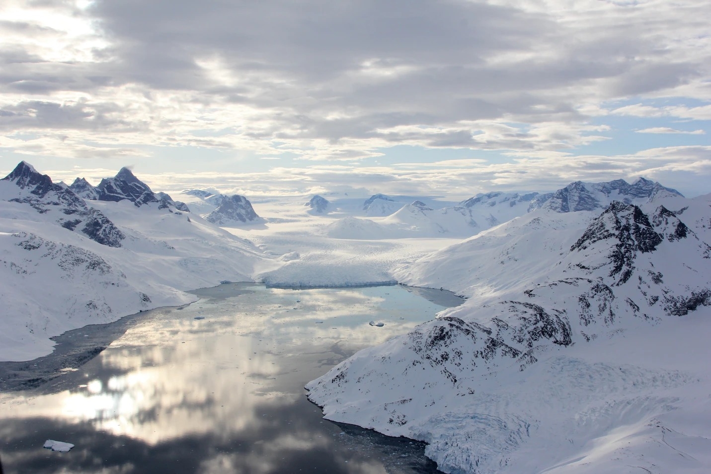 一條淡水冰河在格陵蘭東南部的一處峽灣與海會合，為北極熊在一年中大部分時間缺乏海冰的區域提供重要棲地。PHOTOGRAPH BY KRISTIN LAIDRE, UNIVERSITY OF WASHINGTON