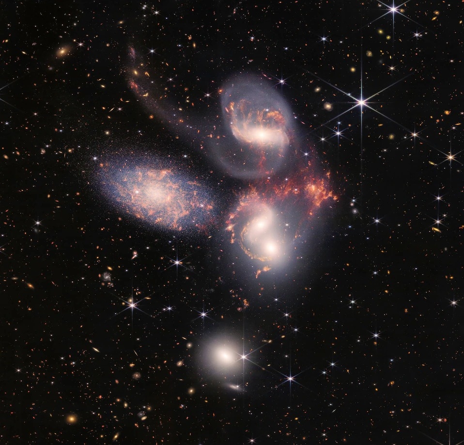 史蒂芬五重星系（Stephan’s Quintet）中的五個星系看起來像是聚集在一起。這是韋伯迄今所拍攝到的最廣影像，約為月球直徑的五分之一，超過1.5億畫素，由近1000個單獨影像檔案組成。韋伯所提供的資訊為星系交互作用如何在早期宇宙推動星系演化提供了新的見解。IMAGE BY NASA, ESA, CSA, AND STSCI