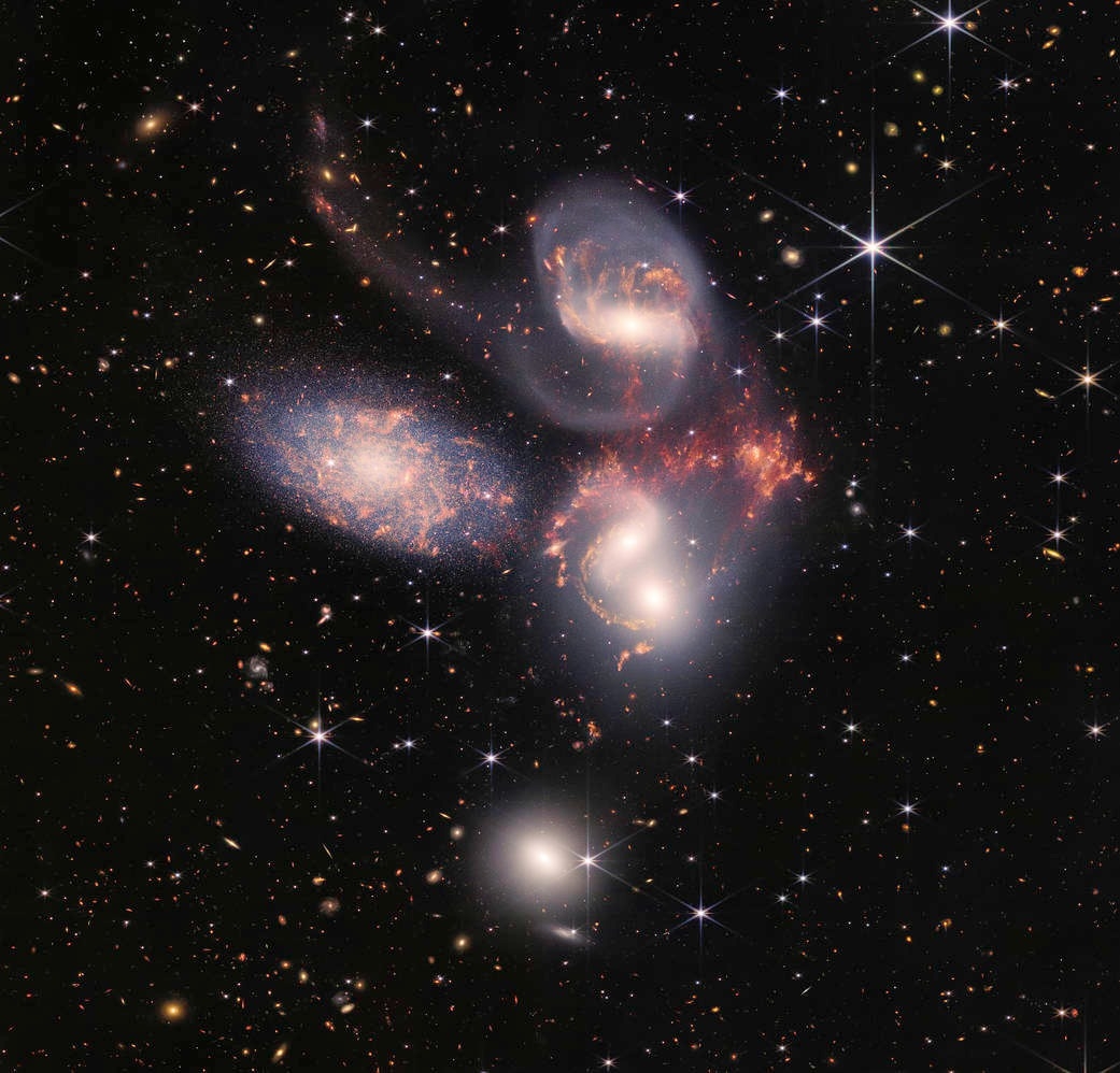 史蒂芬五重星系最上方是NGC 7319、順時鐘順序為NGC 7318B、NGC 7318A 、NGC 7317與前景星系NG7320