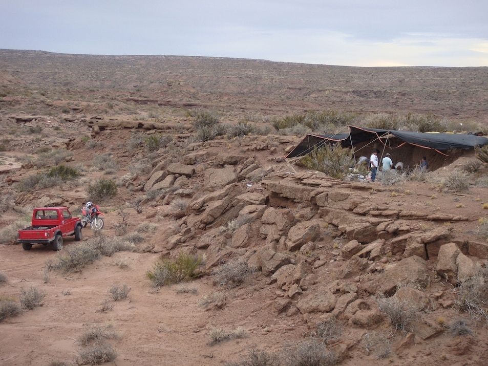 巨米拉西斯龍出土的阿根廷發掘現場。PHOTOGRAPH BY JUAN I. CANALE 
