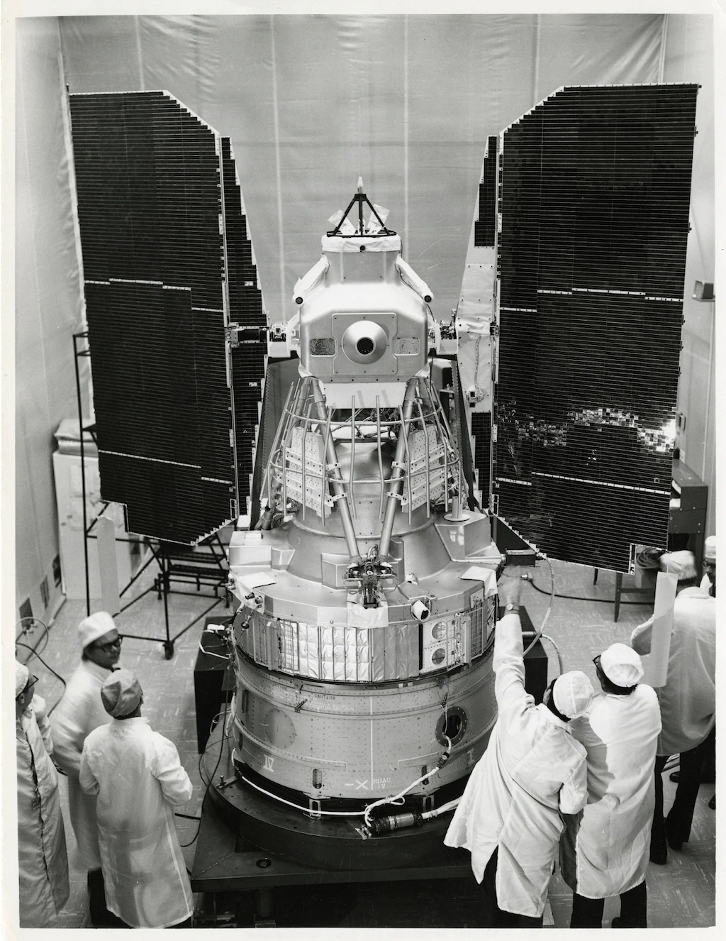 於1972年7月發射的「大地衛星1號」（Landsat 1），是第一顆設計用來從軌道研究地球的衛星。這張照片是在賓州福吉谷（Valley Forge）的前奇異公司（General Electric）工廠所拍攝，影像中的太空船處於飛行姿態，且展開太陽能板。PHOTOGRAPH BY NASA