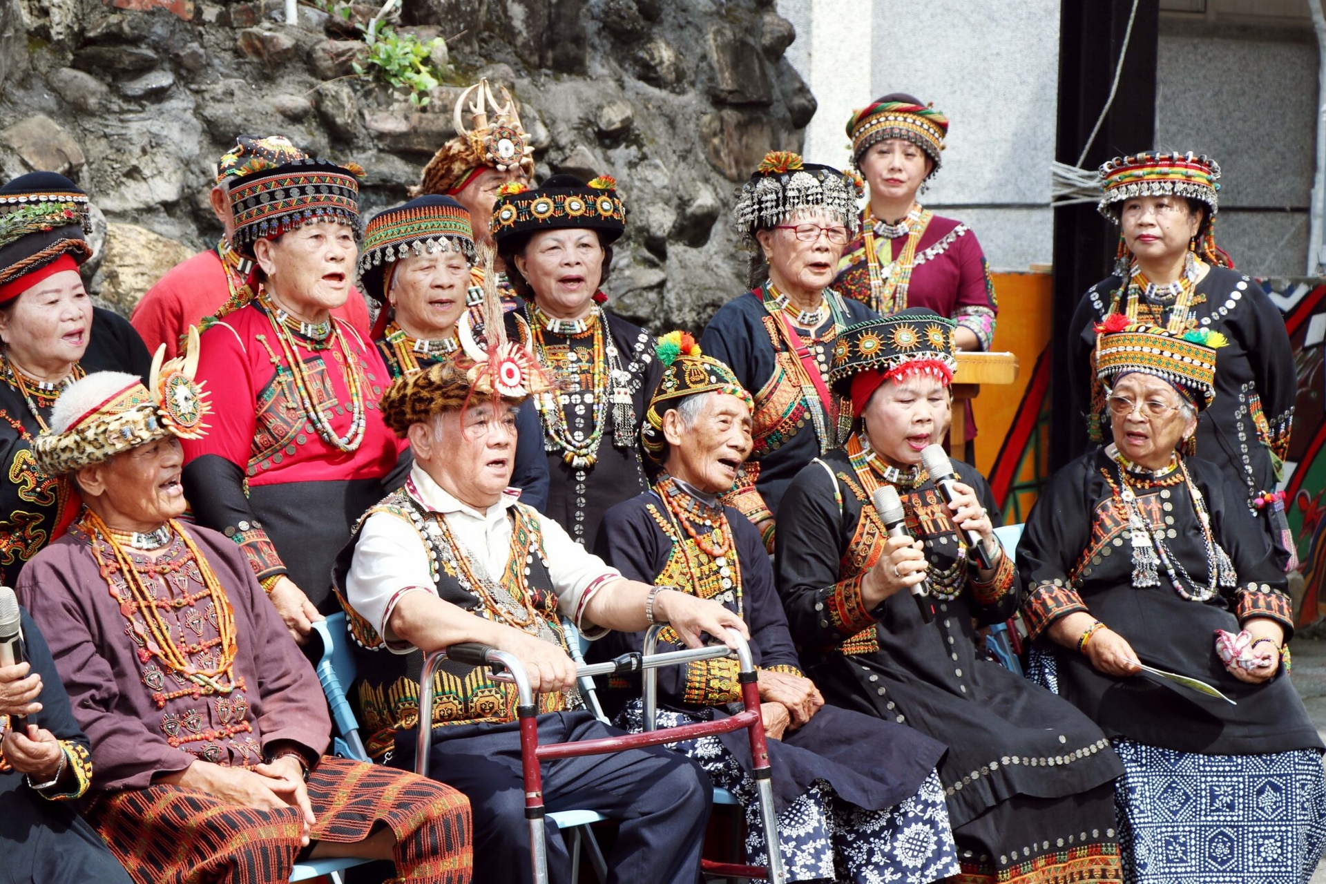 部落耆老於展覽開幕日以歌聲傳遞祝福 圖｜中央研究院民族學研究所  