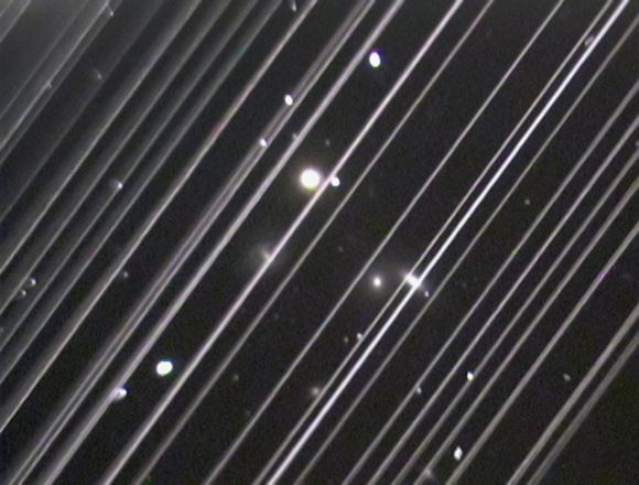 用羅威爾天文臺望遠鏡拍攝的NGC 5353/4 星系群，顯示星鏈條紋。