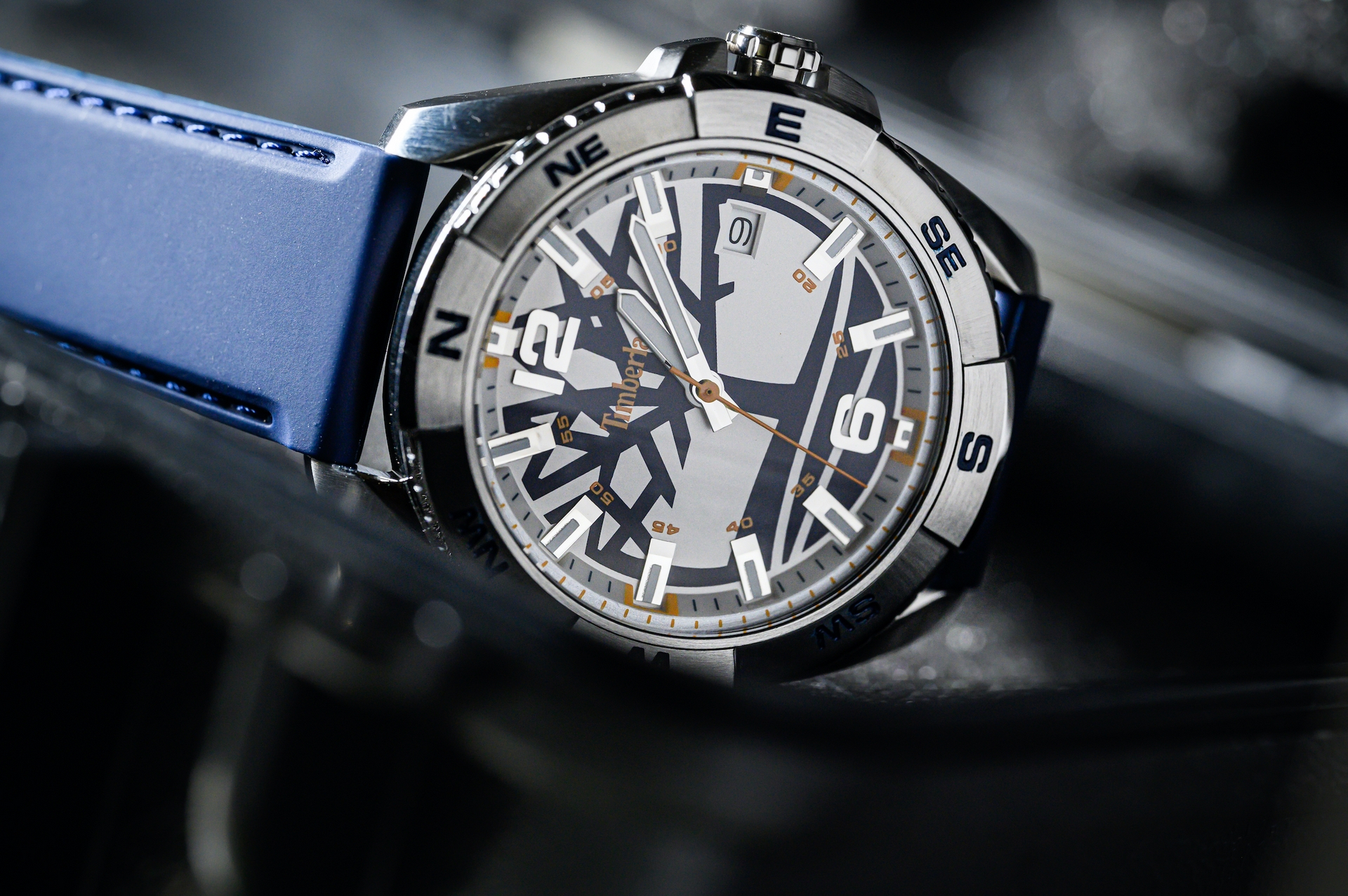 TIMBERLAND WATCH探索系列，錶殼採用不鏽鋼打造，展現強悍本格的品牌特色。
