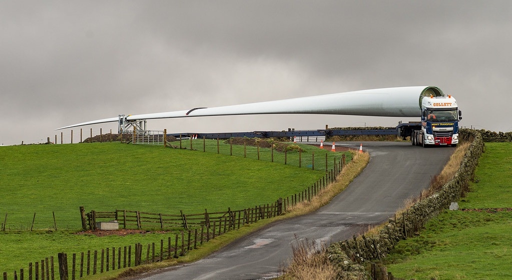 2015年英國Muirhall風場風機葉片的運送過程。該風機裝置容量2.75MW，葉片長58.7公尺。圖片來源：ShellAsp（CC BY-SA 4.0）