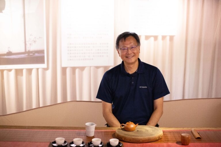 余舜德研究員透過實際學茶，真實體會臺灣茶藝的文化內涵。 圖｜研之有物 